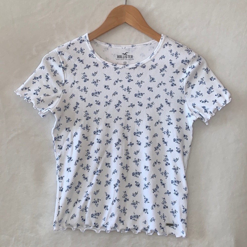 NWOT Hollister✨Lettuce Edge Floral Baby Tee Size XS